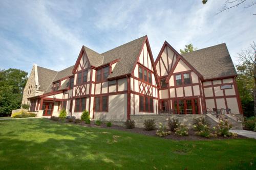 Faribault Hotel | Inviting Inn at Shattuck - St. Mary's with Pet-Friendly Options