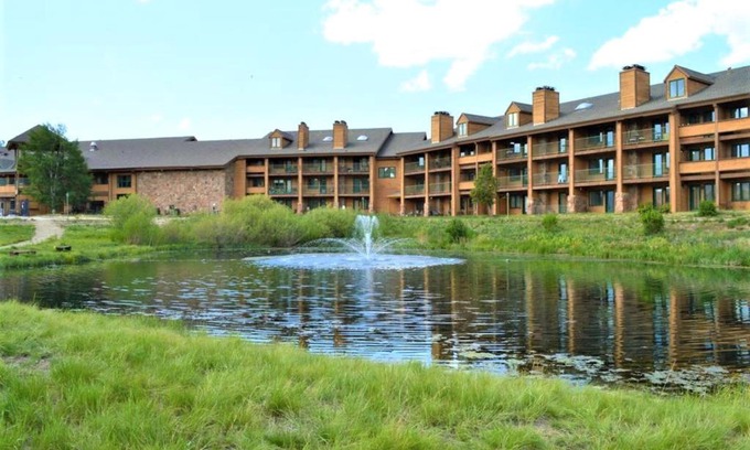Granby Hotel | Relax at The Inn at Silvercreek with Oceanfront Views