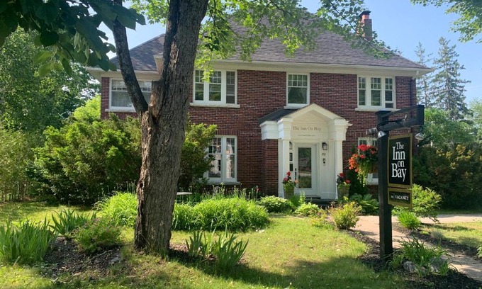 Gravenhurst Bed & Breakfast | Discover The Inn on Bay: Family-Friendly Stay with Dining