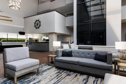 Manitowoc Hotel | Discover The Inn on Maritime Bay: Pet Friendly & Poolside