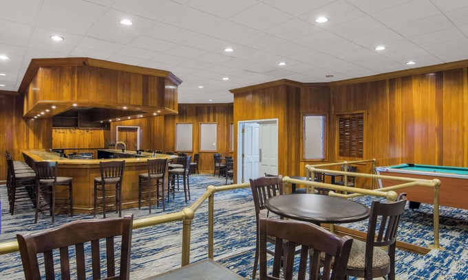 Manitowoc Hotel | Relax at The Inn on Maritime Bay with Pool & Spa Access