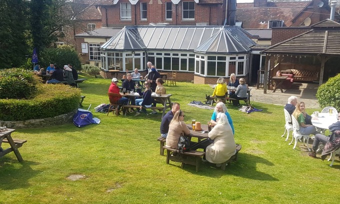 Ockley Hotel | Discover Comfort at The Inn On The Green with Pool & Dining