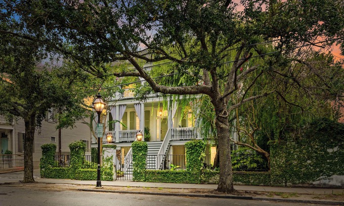 Cannonborough Elliotborough House | Premier 10 Bedroom Inn in Downtown with Spa & Breakfast