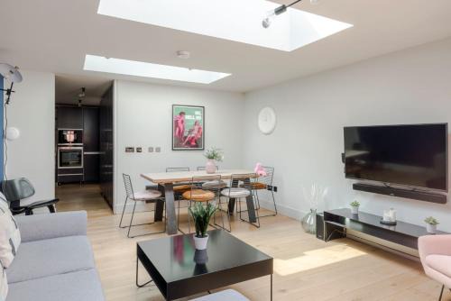 London City Centre Apartment | Stylish Instagood Apartment in Covent Garden by Frankie Says