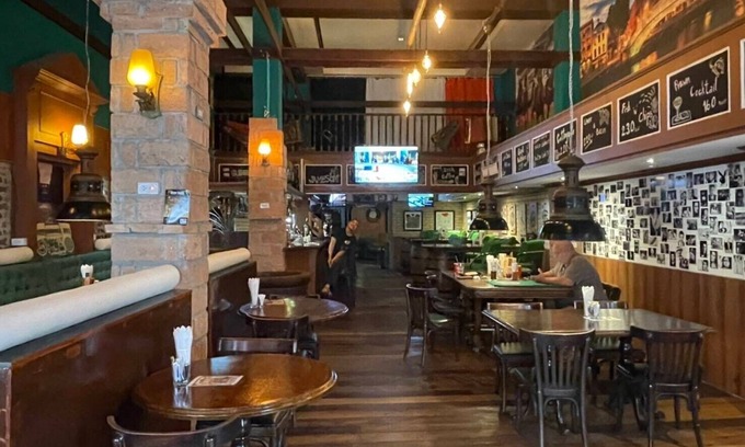 Mak Khaeng Hotel | Discover The Irish Clock: Family-Friendly Dining Awaits!