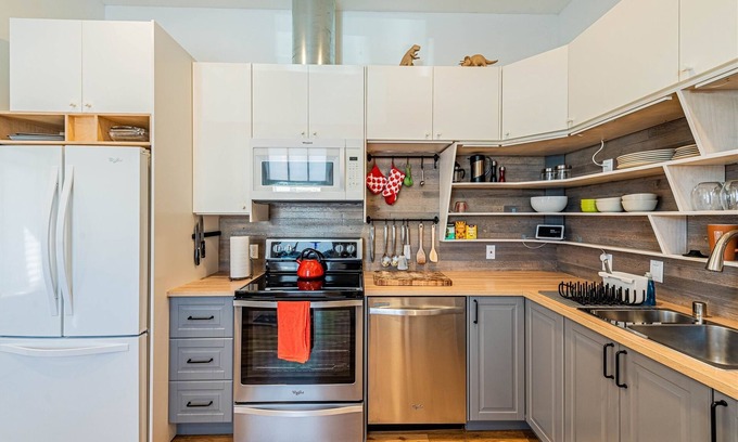 Barelas House | Explore The Iron Loft Downtown: Pet-Friendly & Spa Amenities