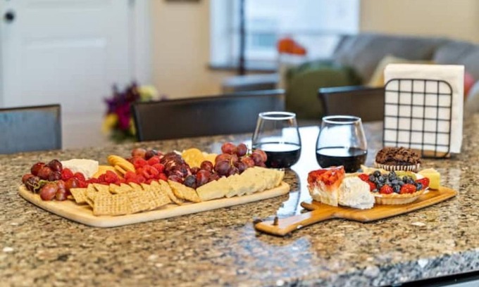 North Center Apartment | Highly Rated Hotel Near "L" Train with Garage & Spa