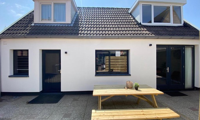 De Koog House | Island Life Beach House: Pet-Friendly Retreat with Spa