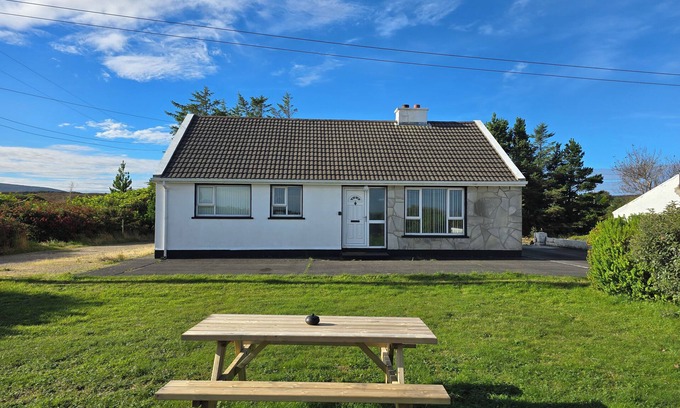 Glaise Bheag Cottage | THE ISLAND'S VIEW, pet friendly in Gortahork, County Donegal