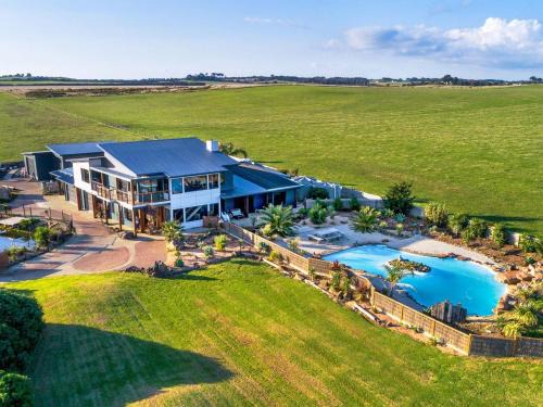 Ventnor House | Explore The Islander: Family & Pet-Friendly Retreat