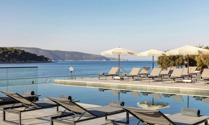 Cres Hotel | Discover The Isolano: A 4-Star Gem with Pool & Spa