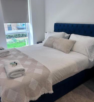 Harlow Apartment | The Ivy Abode: Pet-Friendly Retreat with Restaurant Access