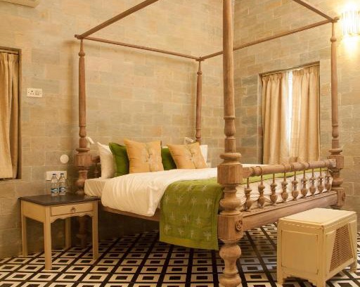 Ballygunge Bed & Breakfast | Charming Ivy House: 9/10 Rated with Family-Friendly Amenities