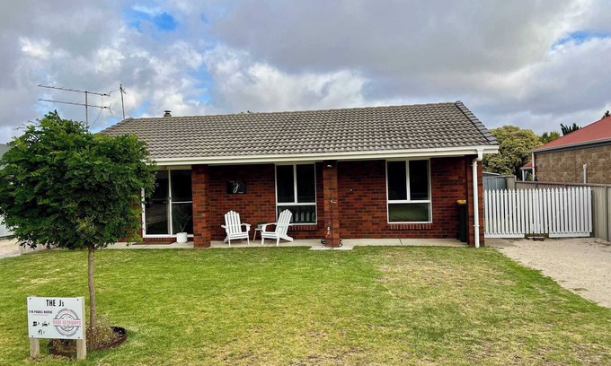 Waterhouse House | Welcome to The J's - Pet-Friendly Retreat for Families