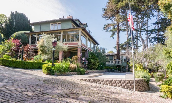 Monterey Bed & Breakfast | Experience The Jabberwock Bed & Breakfast with Ocean Views
