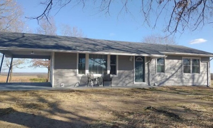 Lenox House | Discover The Jadwin House: Family-Friendly Retreat in Missouri
