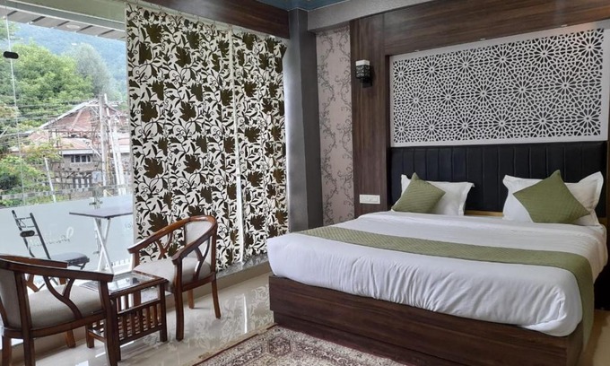 Nishat-Shalimar Hotel | Discover The Jamawar: 4-Star Retreat with Pet-Friendly Amenities