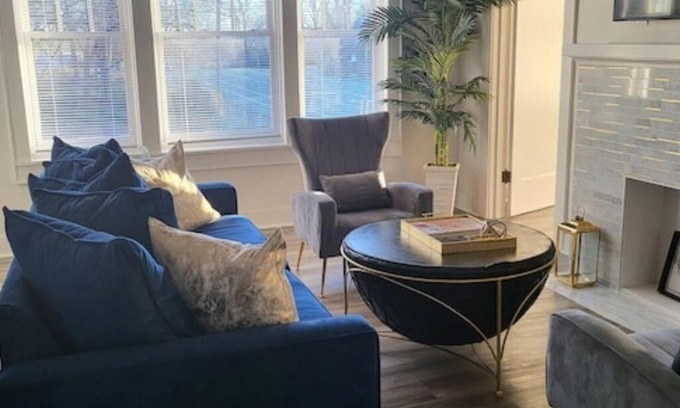 East of Broadway Apartment | Discover Comfort at The Jasmine On Main Hotel