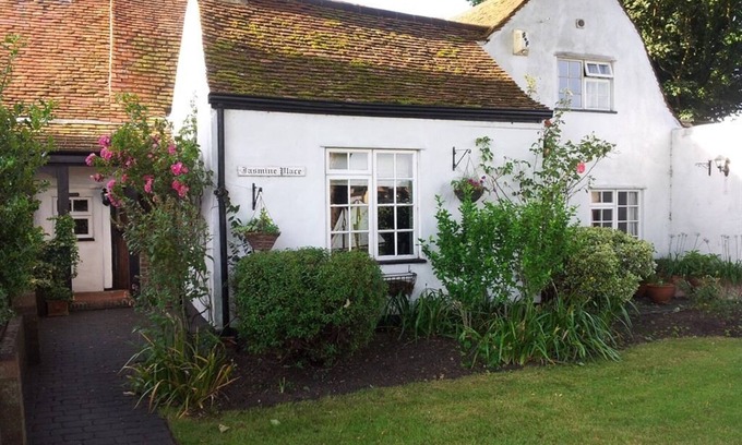 Colchester Bed & Breakfast | Experience The Jasmine Room: Top-Rated with Kitchen & Breakfast
