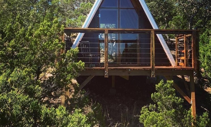 Oatmeal Cabin | The jAy frAme A Texas hill country treasure