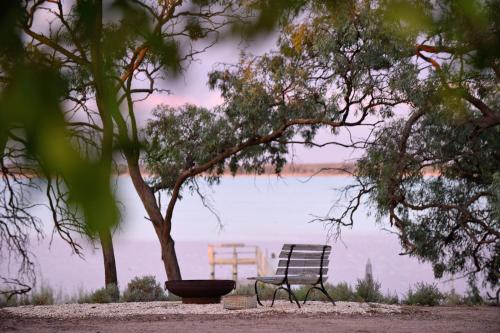 Barmera House | Relax at The Jetty Hut - Lake Front with Private Beach