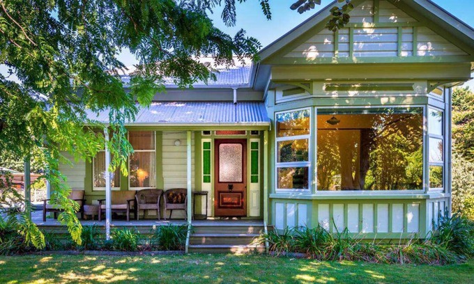 Spring Creek Bed & Breakfast | Experience The Jolly Poacher Retreat with Oceanfront Views