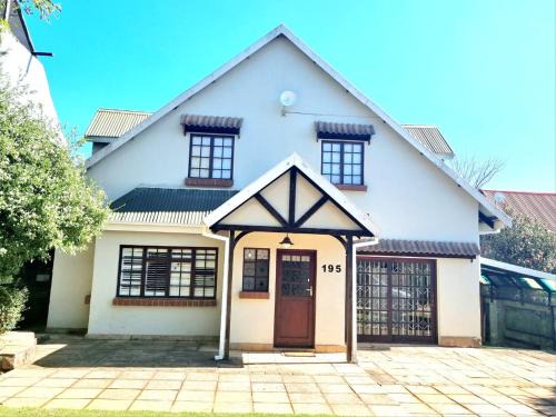Kaapsehoop Villa | Budget-Friendly Stay at The Jones: Pet & Child Friendly