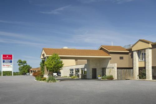 Jordan Harbour Hotel | Explore Ramada by Wyndham Jordan/Beacon Harbourside Resort