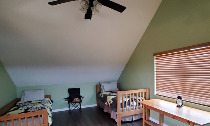 Bertram House | Cozy Retreat at The Junction Hut with Spa & Breakfast