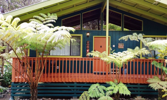 Volcano House | Guest Rated 10/10: Jungalow Near Volcano National Park