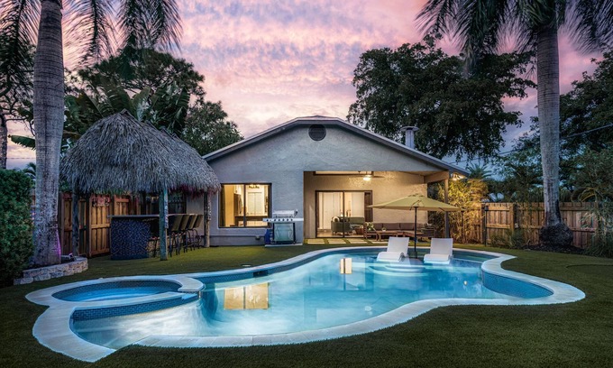 Central Corals Villa | Perfect Getaway: The Jungle House with Pool & Tiki Cabana