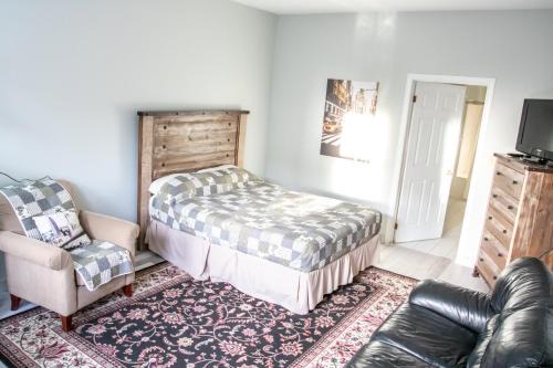 Bracebridge Apartment | Experience The Jypsy Inn on Fifth Avenue: Pet & Child Friendly