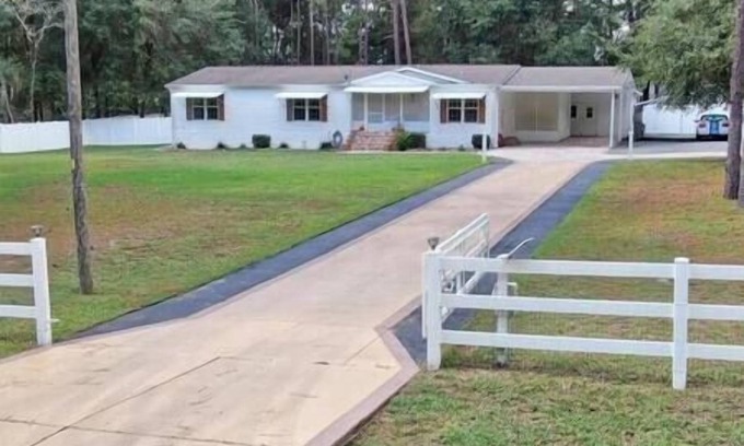 Fellowship House | Tranquil Retreat Near The World Equestrian Center