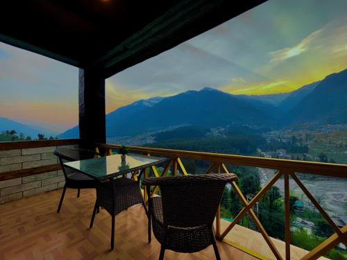 Puranpur Hotel | The Kartik Villa, Manali - A Beautiful Cottage in the Clouds towards Snow Capped Mountains