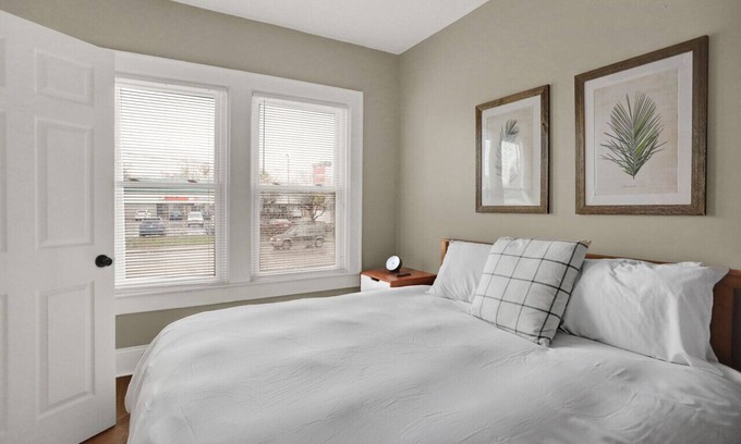 Indianapolis Apartment | Inviting Kaya Unit 8: Cozy 2 Bed Downtown with Kitchen