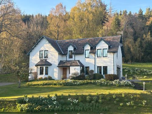 Aberfeldy Apartment | Pet-Friendly Getaway at The Keepers - Rated 10/10 by Guests
