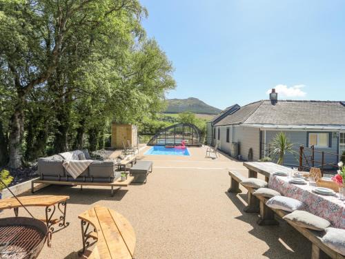 Garn Fadryn House | Experience The Keepers Lodge: Pet-Friendly Retreat with Pool