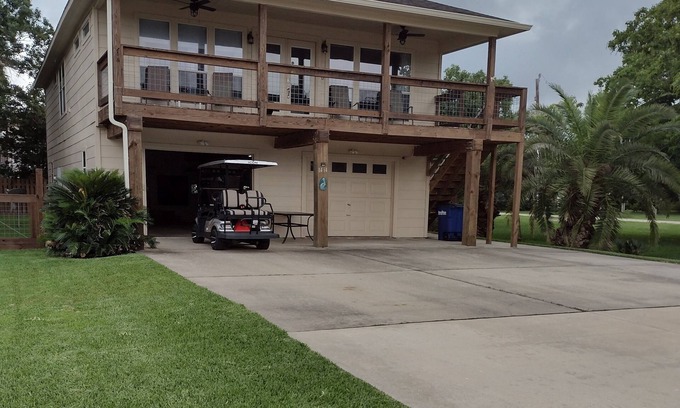 Clear Lake Shores House | Experience The Kemah House: Pet-Friendly Retreat on the Bay