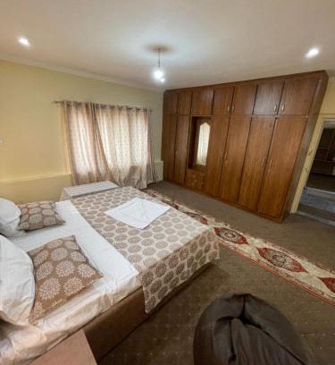 Srinagar Apartment | Guest Rated 9.3: Khwaab Gah with Kitchen & WiFi in City Centre