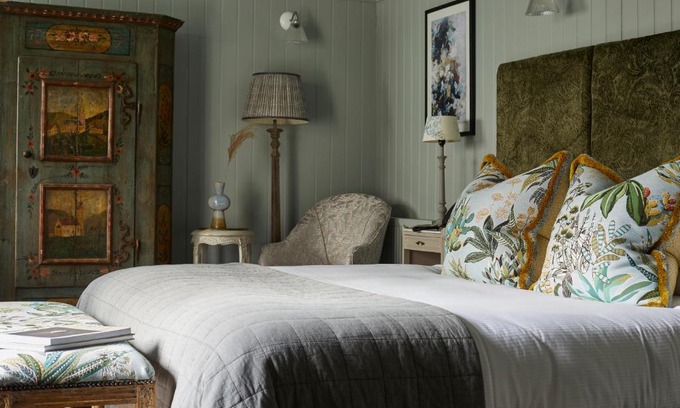 Dorchester Hotel | Discover The King's Arms: Pet-Friendly Retreat with Hot Tub