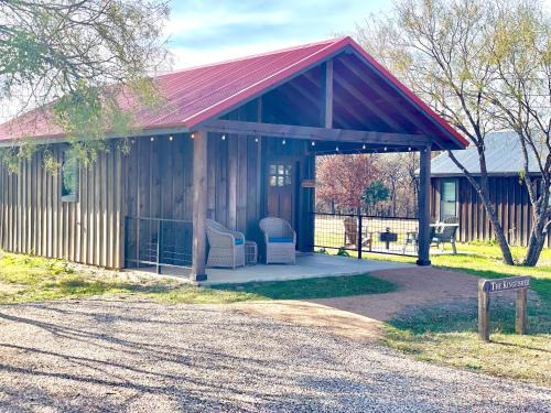 Elm Mott Ski Chalet | Comfortable Kingfisher Cabin Near Magnolia & Baylor University