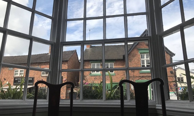Eccleshall Bed & Breakfast | Guest Rated 9.2: The Kings Arms Hotel with Family-Friendly Amenities