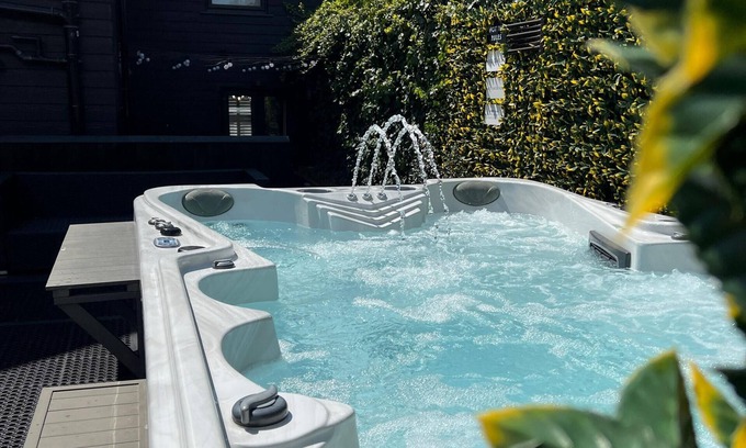 Chelmsford House | Experience Comfort at The Kings Head with Spa & Breakfast