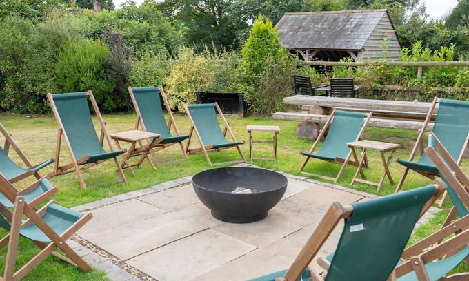 Whiteparish Bed & Breakfast | Discover The Kings Head: Guest Rated 9.8 with Family Amenities