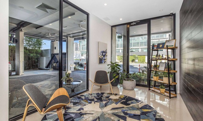 Hamilton Hotel | Discover The Kingsford: Top-Rated 4-Star Hotel with Dining