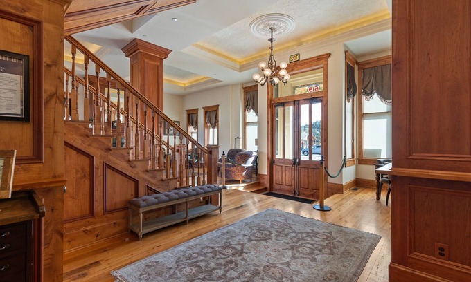 Custer Hotel | Experience Comfort at The Kleemann House with Spa & Kitchen