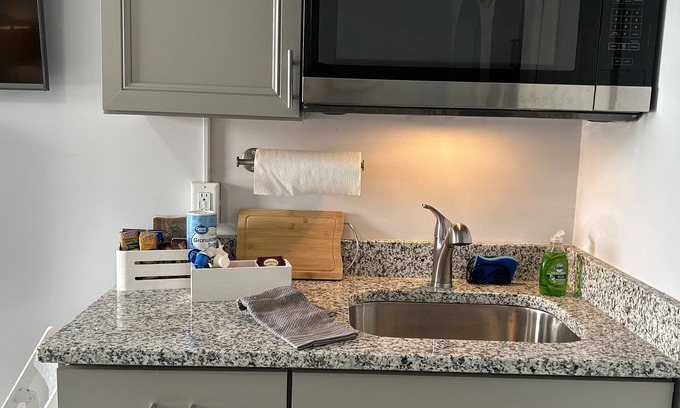 Martinsburg Hotel | Experience The Knolls: Guest Rated 10/10 with Kitchen & Breakfast