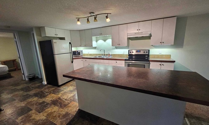Hinton Cabin | The Knotty Pine - Lower East Suite