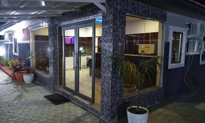 Jos Hotel | Elegant Kramius Inn in Jos: Family-Friendly Dining Awaits