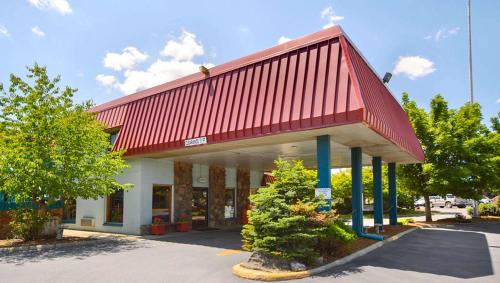 La Grande Hotel | Pet-Friendly Getaway at The La Grande Inn with Pool & Hot Tub